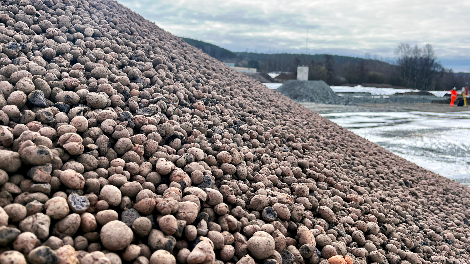 Lättklinker i hög på byggarbetsplats