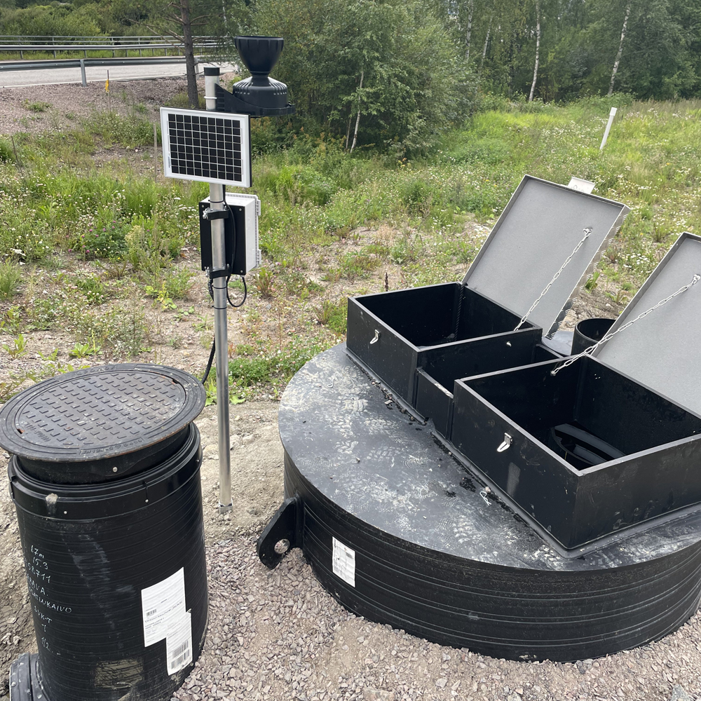 Filterbrunn för dagvatten med solcellsdriven utrustning för mätning och övervakning vid vägkant.