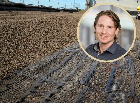 Närbild på en geokonstruktion där Leca® Lättklinker används tillsammans med geonät för att stabilisera underlaget vid ett infrastrukturprojekt. I bakgrunden syns en bro under uppförande. Infällt i bilden finns ett porträtt av Tomas Törnkvist, geoteknisk expert, leende i grå skjorta.