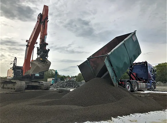 Utläggning av lättklinker som lättfyllnad på byggarbetsplats i infrastrukturprojekt
