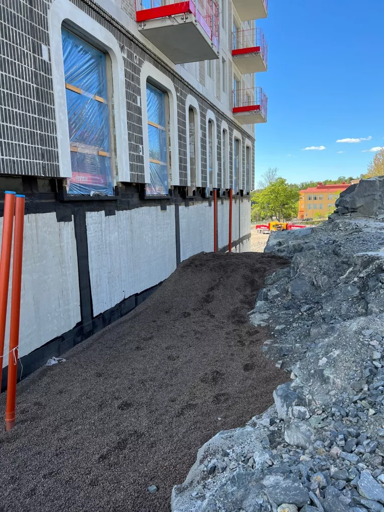 Leca lättklinkerfyllning som motfyllnad mellan berget och byggnaden i Kvarteret brytaren