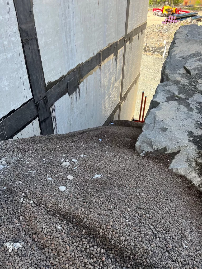 Leca lättklinkerfyllning som motfyllnad mellan berget och byggnaden i Kvarteret brytaren