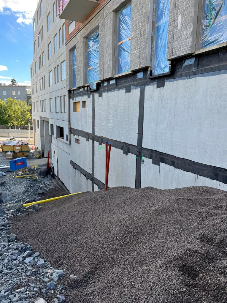 Leca lättklinkerfyllning som motfyllnad mellan berget och byggnaden i Kvarteret brytaren