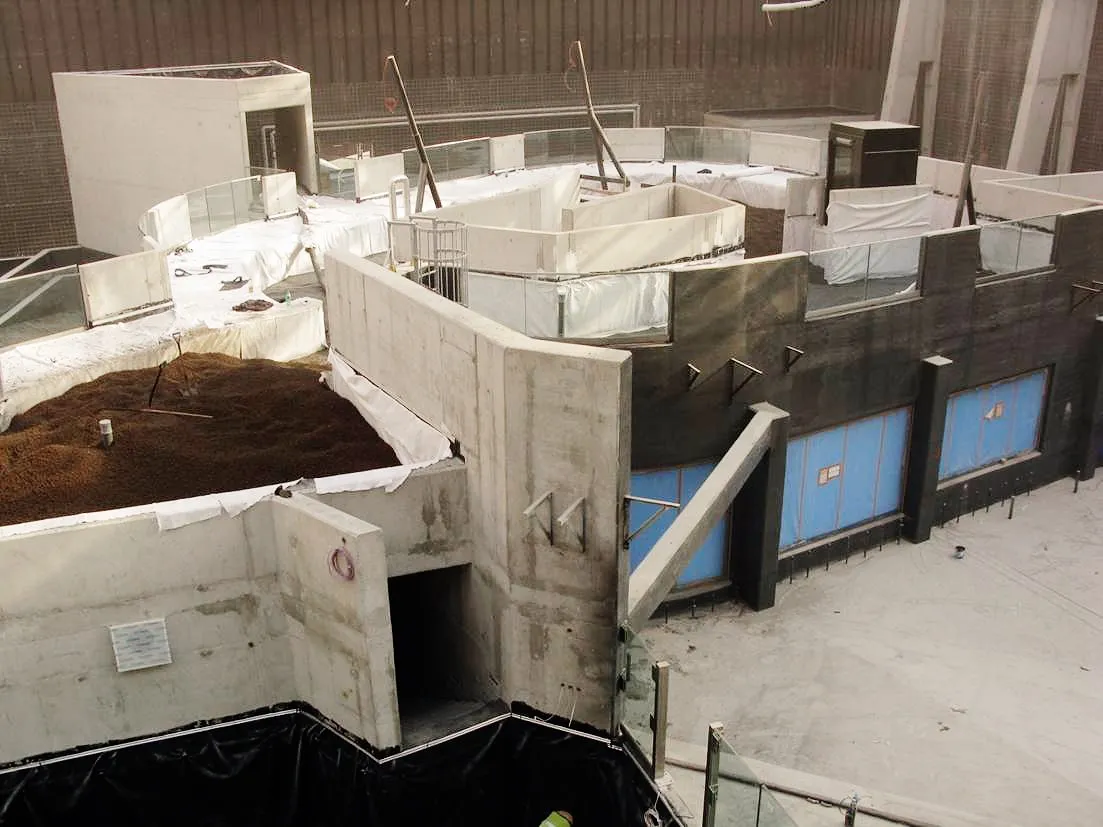 Invändig byggarbetsplats med betongkonstruktioner, tätskikt och Leca lättklinker placerad i delar av konstruktionen.