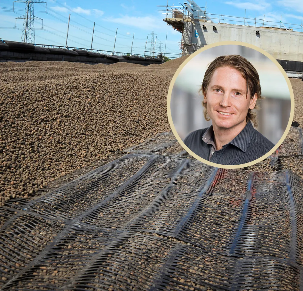 Närbild på en geokonstruktion där Leca® Lättklinker används tillsammans med geonät för att stabilisera underlaget vid ett infrastrukturprojekt. I bakgrunden syns en bro under uppförande. Infällt i bilden finns ett porträtt av Tomas Törnkvist, geoteknisk expert, leende i grå skjorta.