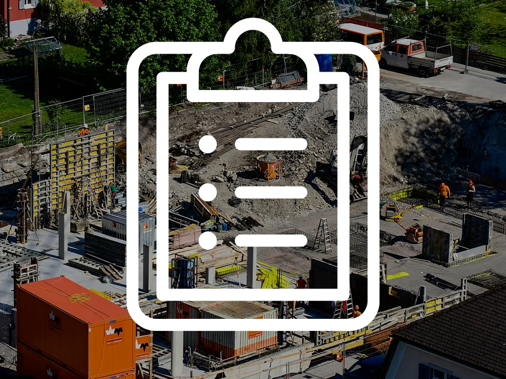 alt="Illustration av en byggarbetsplats i bakgrunden med en infälld ikon av en checklista i vitt framtill."