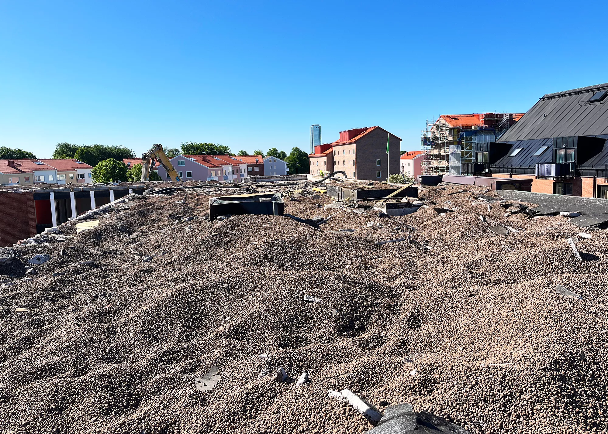 Ett tak fyllt med leca lättklinker, blå himmel i bakgrunden